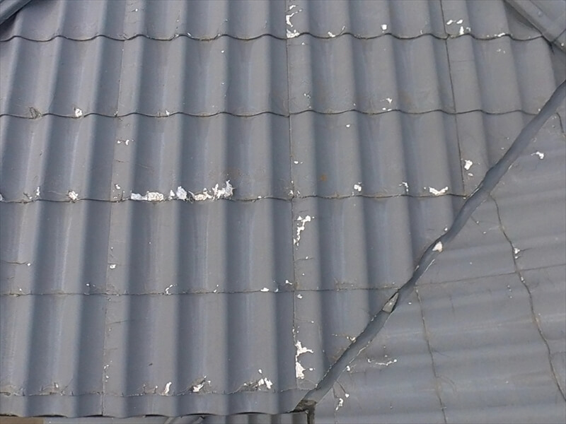 屋根は劣化が進んで表面がはがれており、割れやすいので作業時に踏んで割らないように注意が必要です。